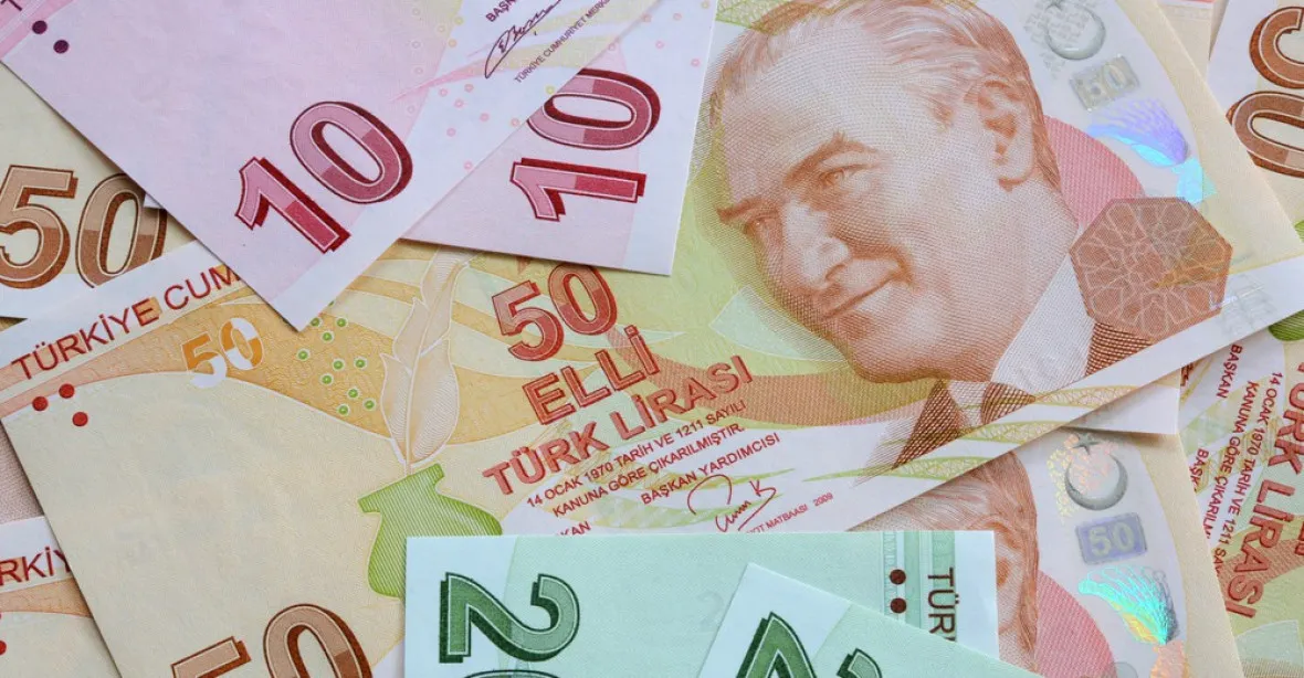 Turecko se snaží zastavit propad domácí měny. V noci se propadla na rekordní minimum