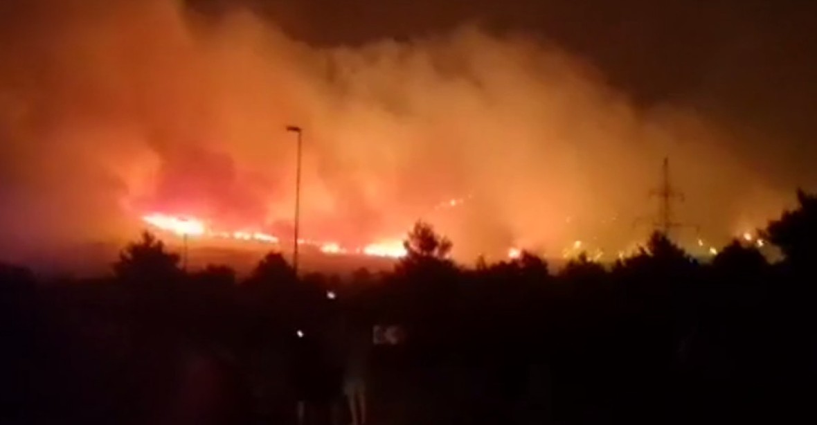 Rozsáhlý požár u chorvatského Šibeniku způsobila žhářka z ředitelství dálnic