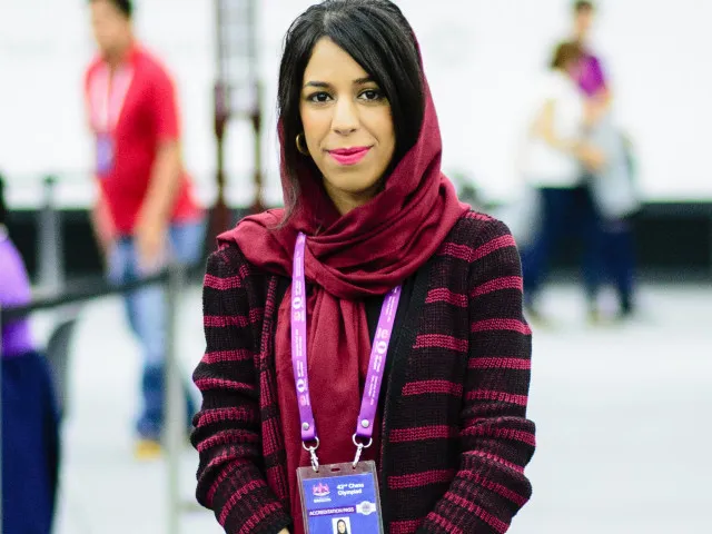 Íránská šachová rozhodčí má problém, na fotce se zdá, že neměla zakryté vlasy