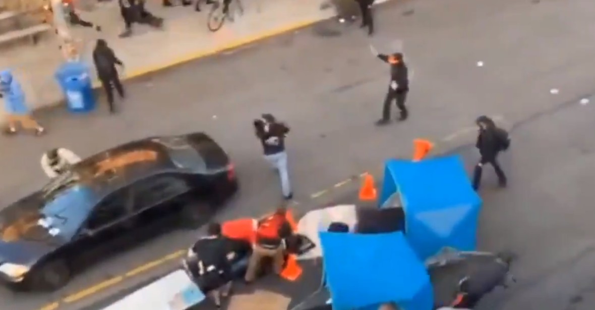 VIDEO: Neznámý útočník zřejmě postřelil demonstranta v Seattlu