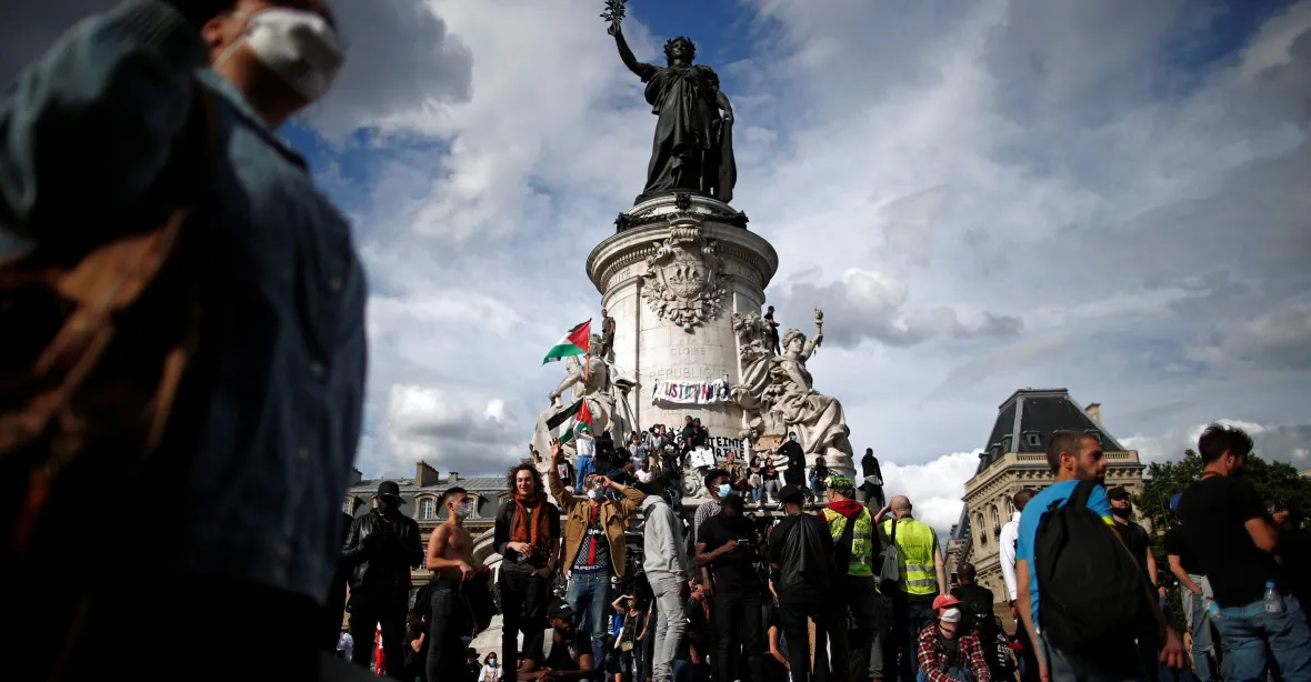 „Špinaví Židé.“ Pochod proti rasismu ve Francii se zvrhnul