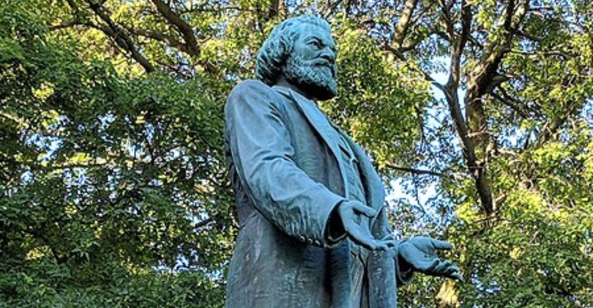 Vandalové zničili sochu  černošského buditele Douglasse, bývalého otroka