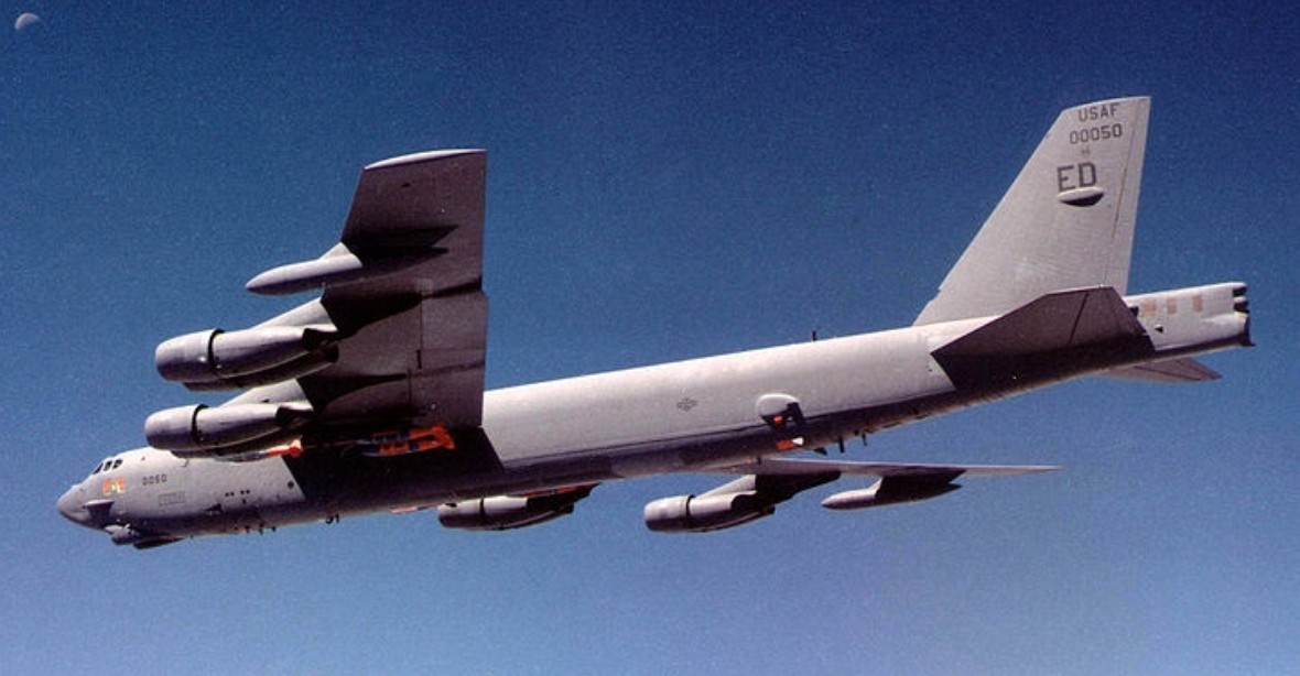 Létající tanker měl závadu. Slavný bombardér B-52 se kvůli tomu do Česka nedostal