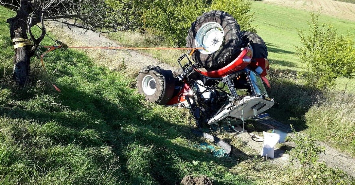 FOTOGALERIE: Žákyně autoškoly převrátila traktor na střechu