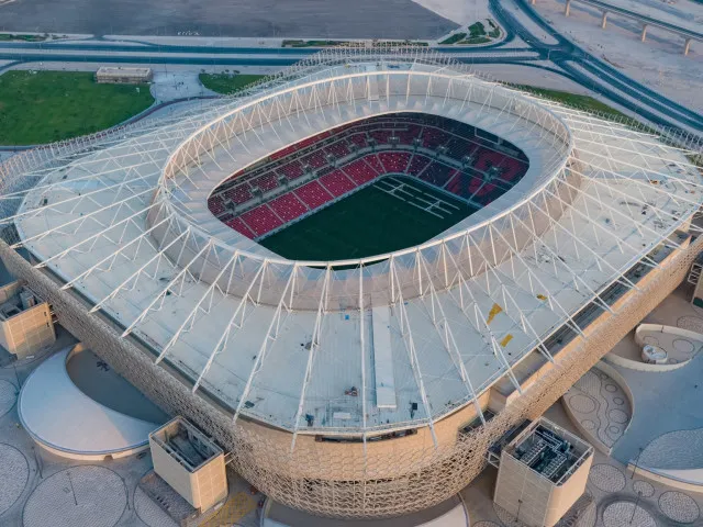 MS ve fotbale 2022 v Kataru stojí na smrti více než 6500 zahraničních pracovníků, tvrdí deník