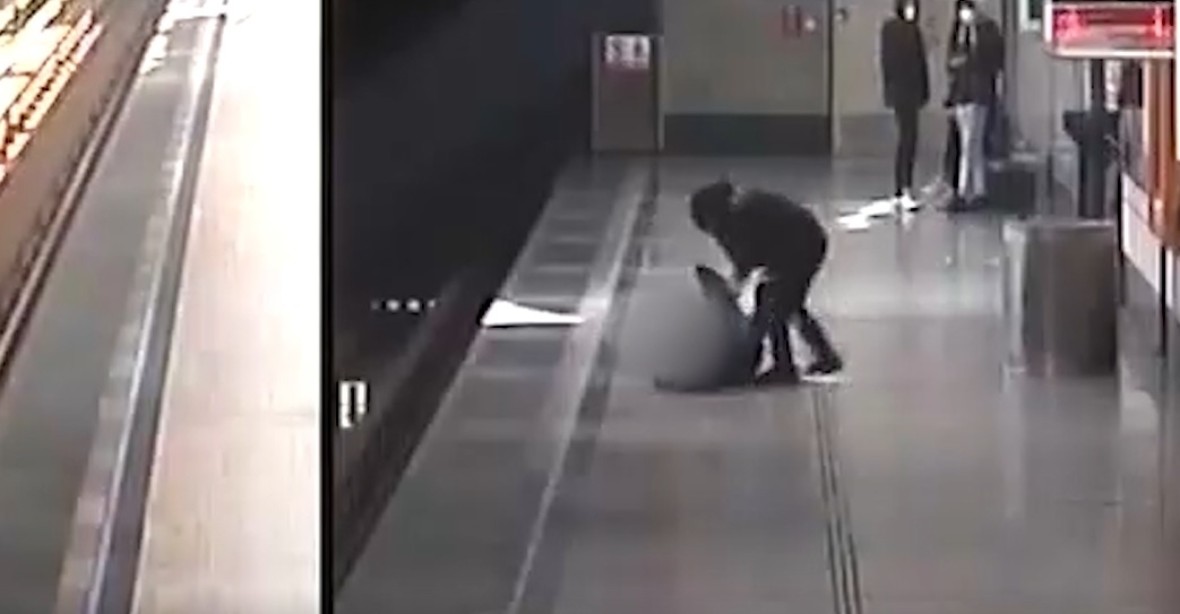 Spor o nošení roušky. Muž v metru zbil seniora, hrozí mu tři roky vězení