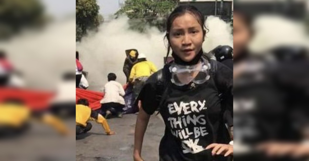 V Barmě zastřelila policie devatenáctiletou demonstrantku, obětí už je přes 50