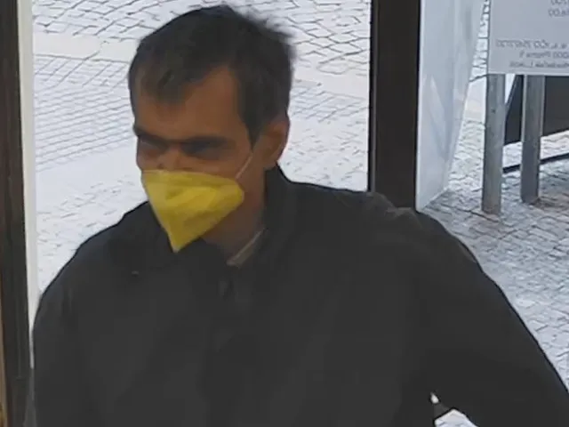 Muž přepadl banku na pražském Smíchově, z místa utekl s penězi