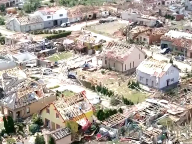 Tornádo smetlo moravské vesnice Hrušky, Mikulčice, Lužice... Záběry z dronu jsou děsivé