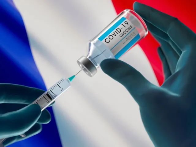 Hákové kříže a nápis „genocida“. Útoků na vakcinační centra ve Francii přibývá