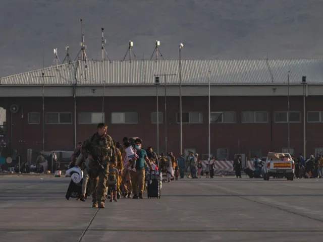 Americká armáda svěřila Tálibánu eskorty Američanů ke kábulskému letišti