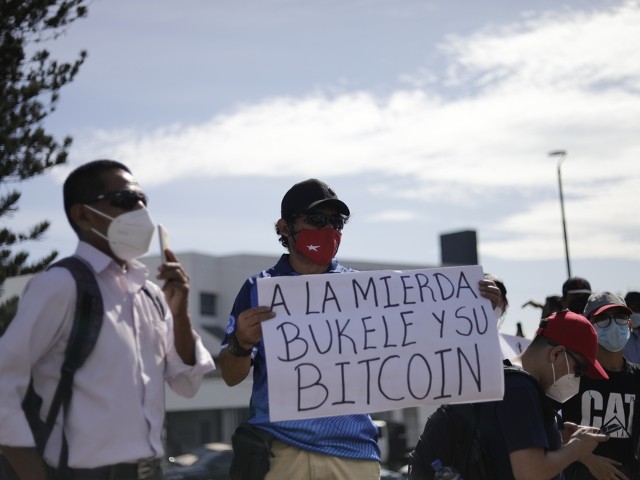 Špatný den pro prezidenta i bitcoin. V Salvadoru po zavedení nového platidla vypukly protesty