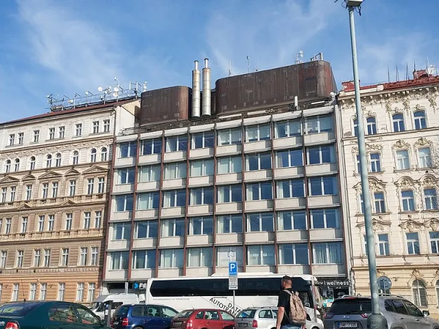 „Nebourejte brutalistní budovu u Nuseláku,“ protestovaly v Praze desítky lidí