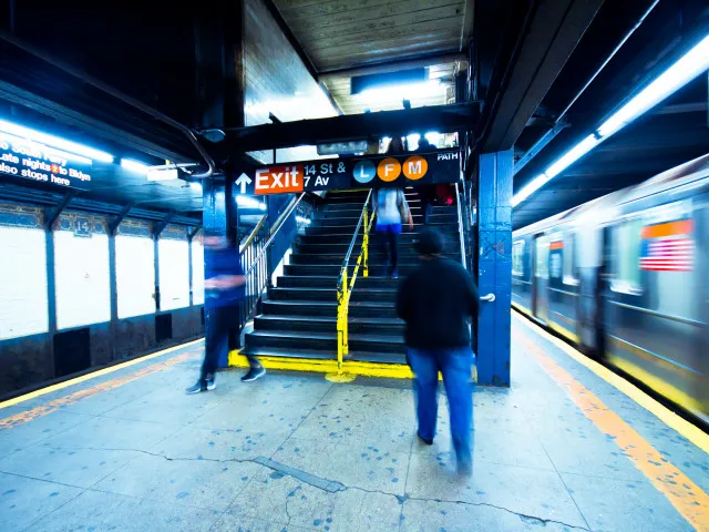 VIDEO: Muž v metru surově skopl ženu ze schodů