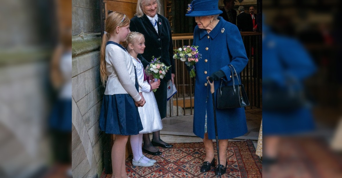 Královna Alžběta II. se po letech objevila na veřejnosti s hůlkou