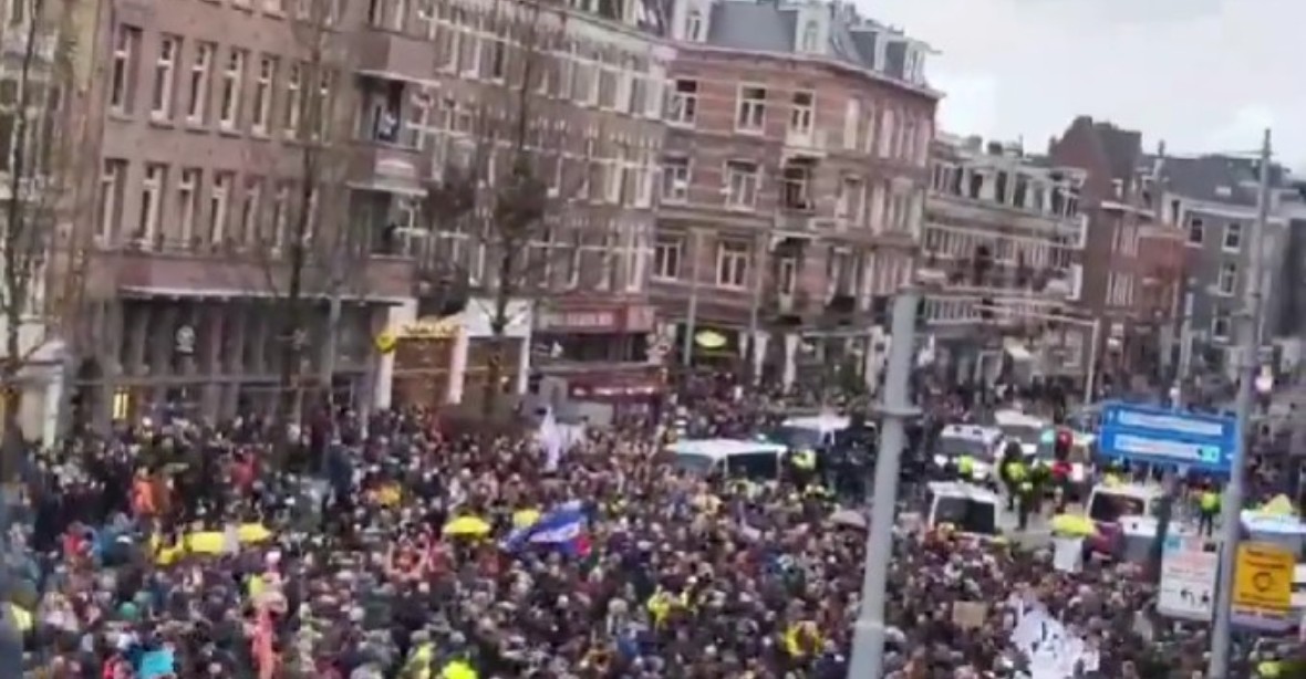 „Nejde o virus, jde o kontrolu.“ Tisícovky lidí v Nizozemsku vyšly do ulic