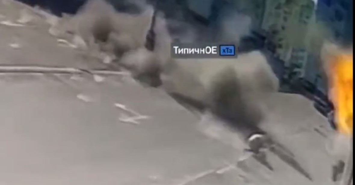 VIDEO: Surová realita Charkova. Výbuch povalí ženu, ta vstane a jde dál