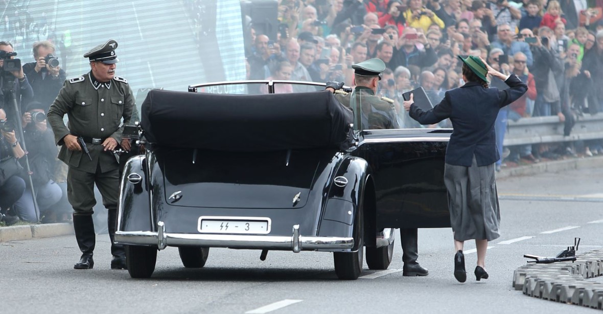 FOTOGALERIE: Heydrich vjel se svým vozem do zatáčky a opět zazněl výbuch