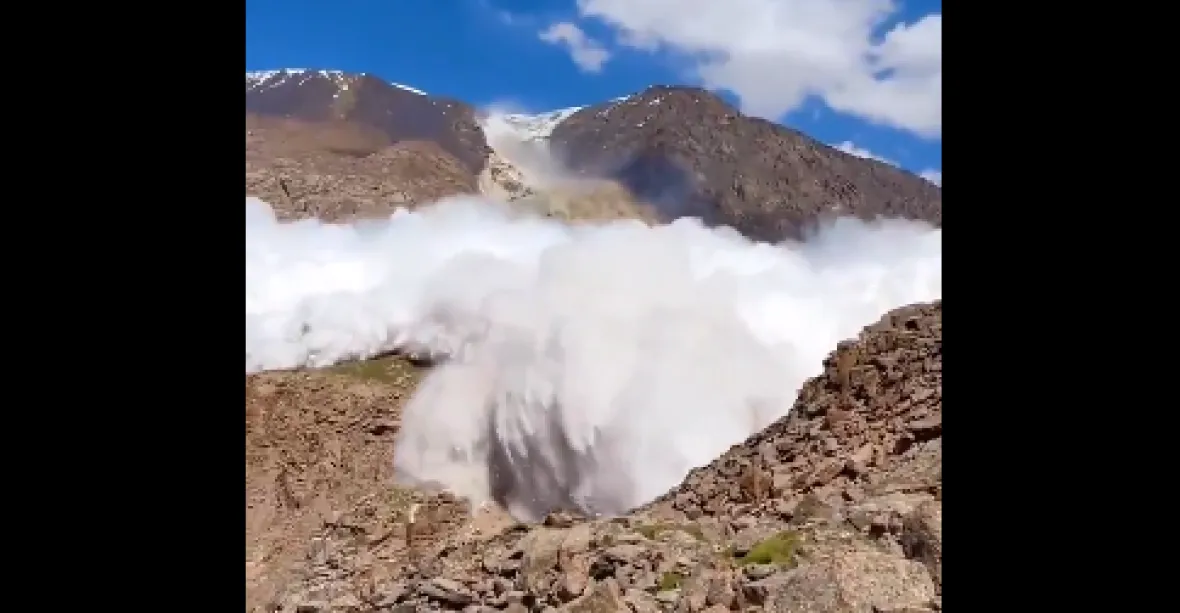 VIDEO: Další ledovec se celý jako lavina zřítil v Kyrgyzstánu. Turisté natáčeli, než je zasypal