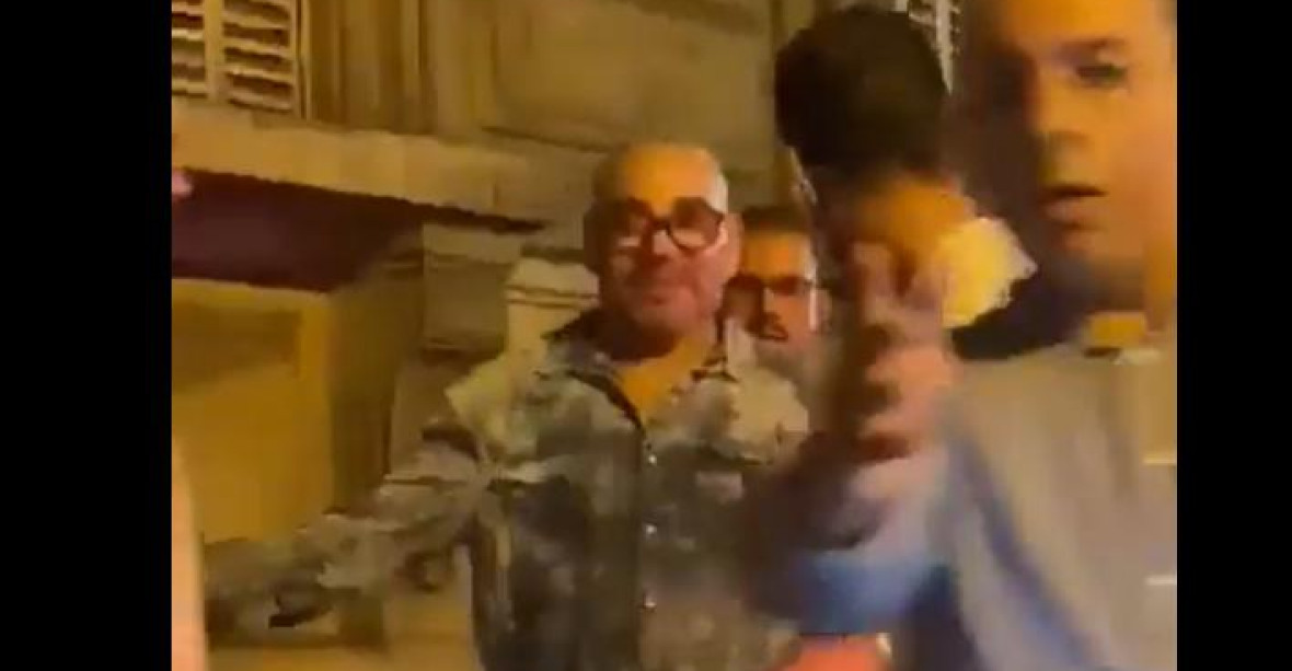 VIDEO: Marocký král Muhammad VI. se opilý potácí se sklenicí pařížskými ulicemi
