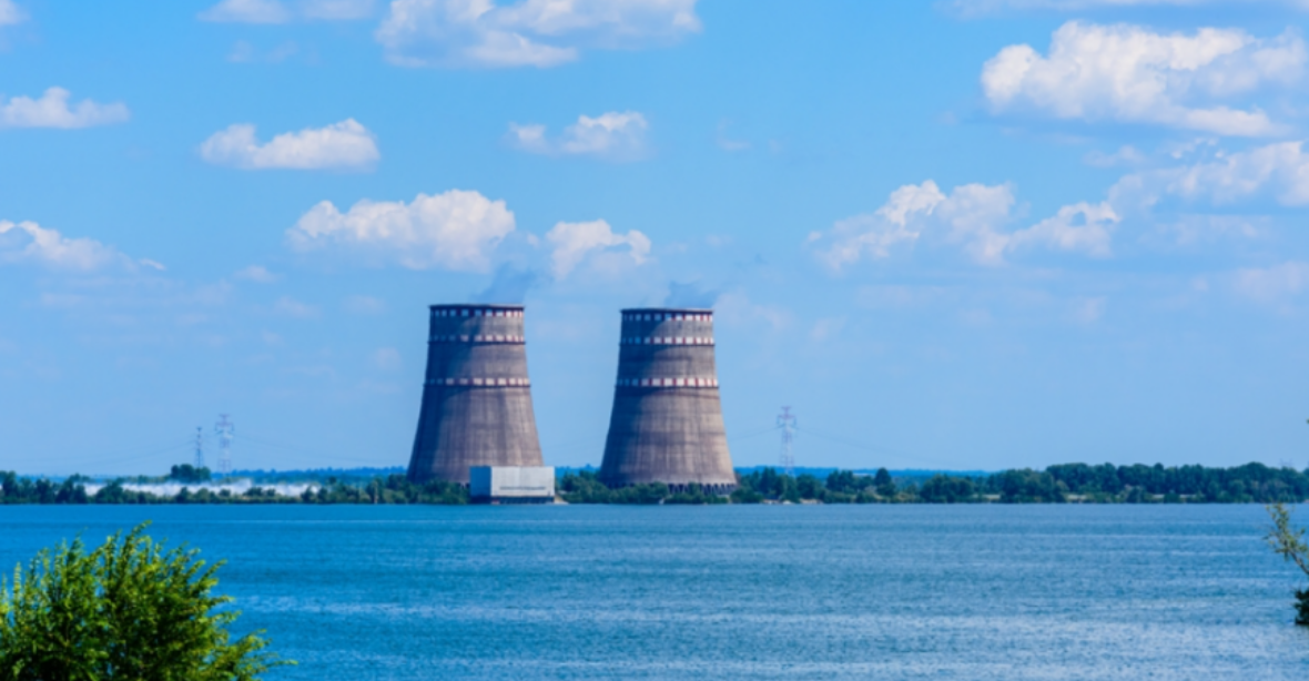 Záporožská jaderná elektrárna je kvůli ostřelování bez proudu, oznámil Enerhoatom