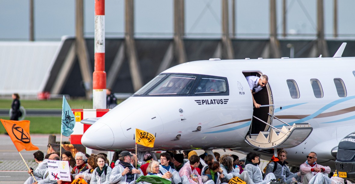 Ekologičtí aktivisté bránili vzletu soukromých letadel, policie jich 100 zadržela