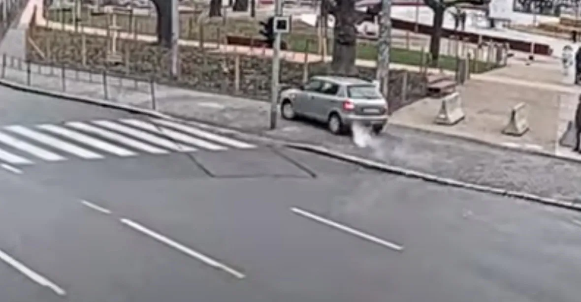 VIDEO: Opilý řidič v Brně se ani netrefil na silnici, způsobil několik nehod