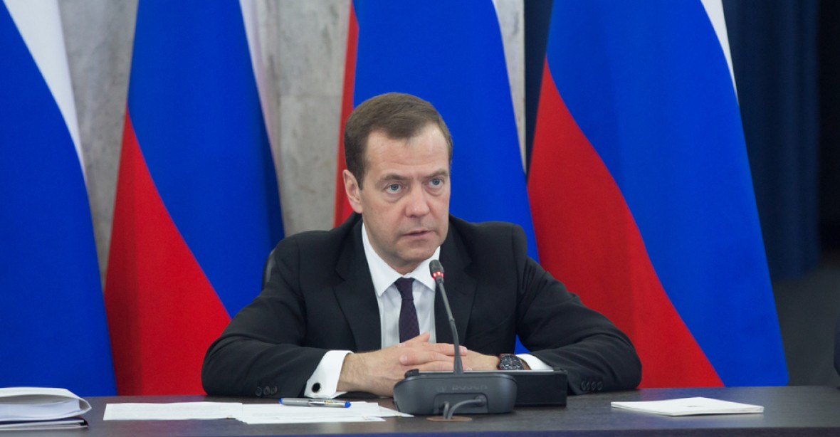 Rusko mnohde zdesetinásobilo zbrojní výrobu a analyzuje ukořistěné západní zbraně, prohlásil Medveděv