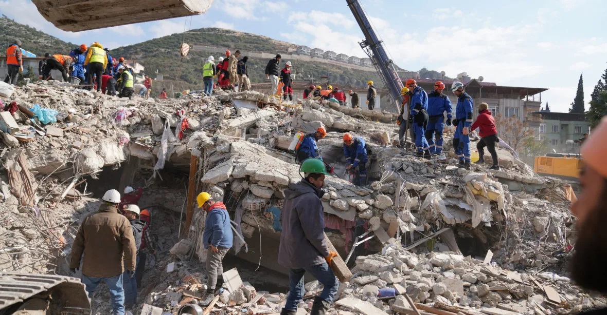 Válka zabíjela méně než zemětřesení v Turecku, řekl ministr Reznikov