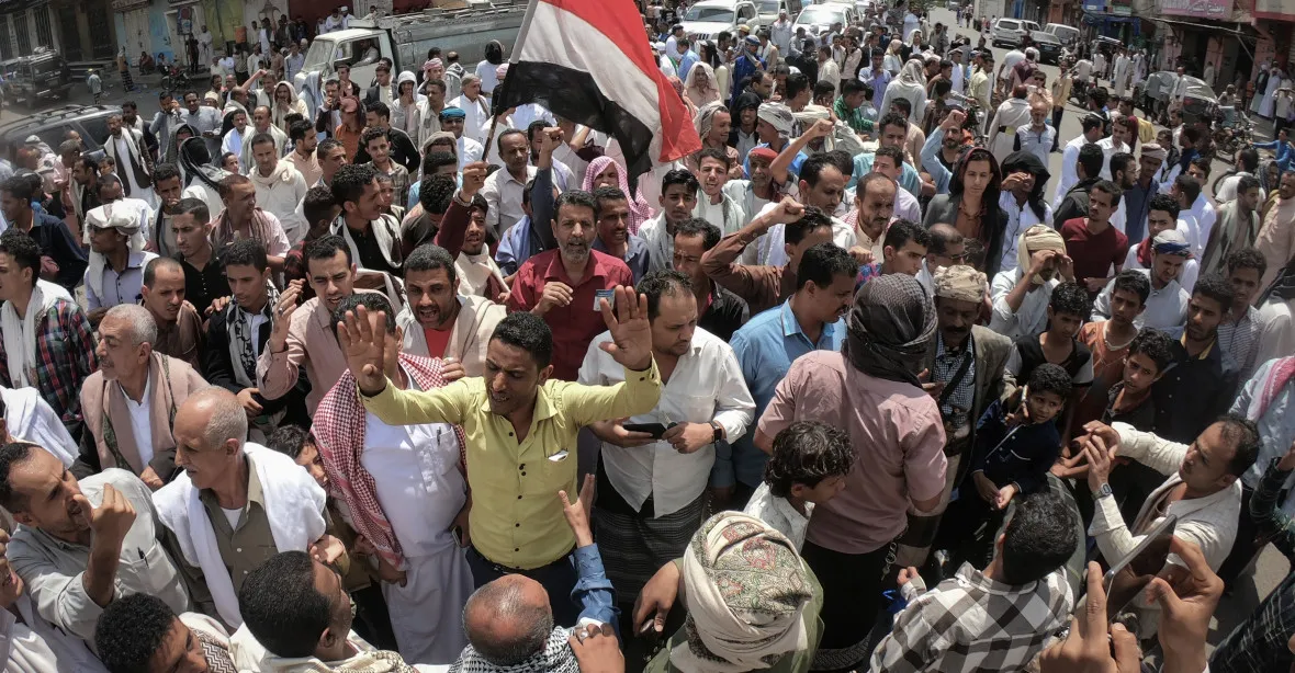Tlačenice v Jemenu usmrtila desítky lidí, čekali na finanční pomoc