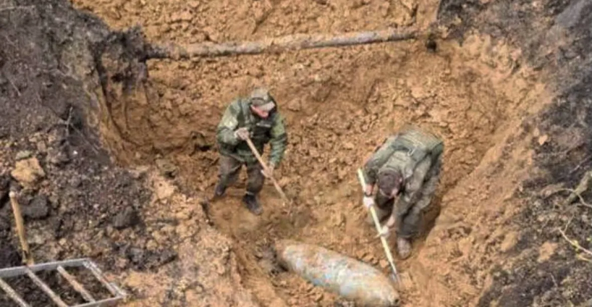 Druhá bomba v Belgorodu. Rusové ji vykopávají lopatami, evakuovali 3000 lidí