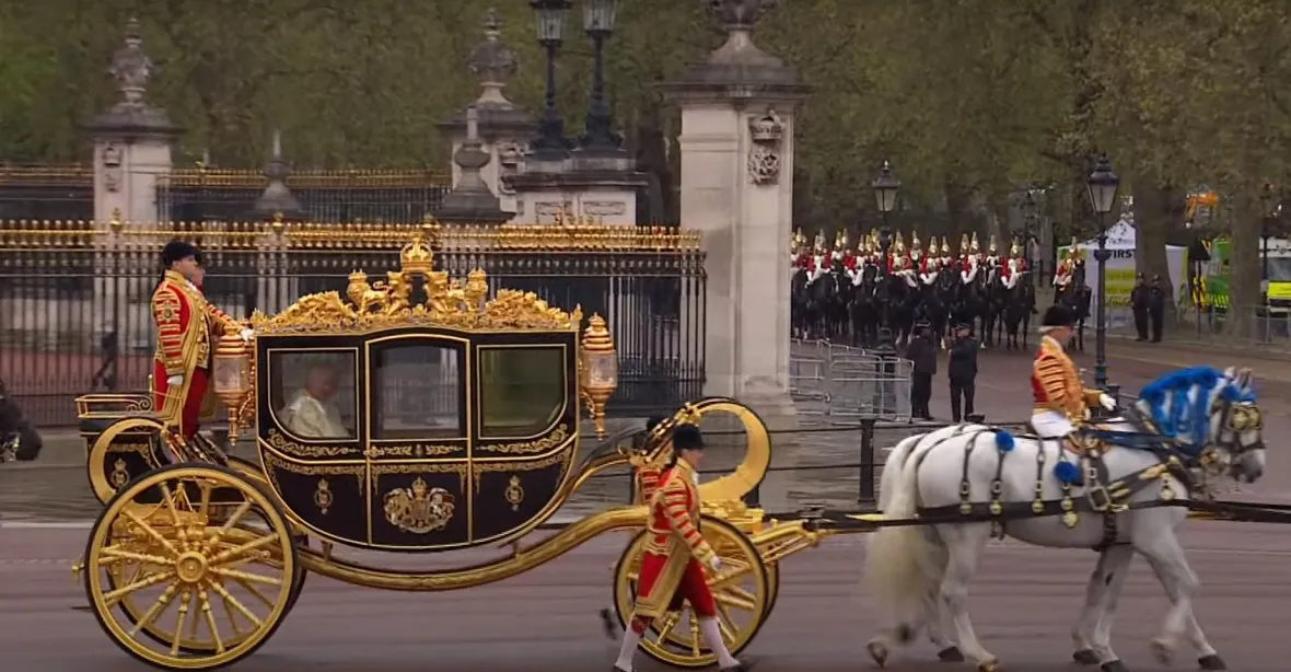 ONLINE: Z Buckinghamského paláce vyjel kočár s Karlem III. Čekaly na něj davy lidí