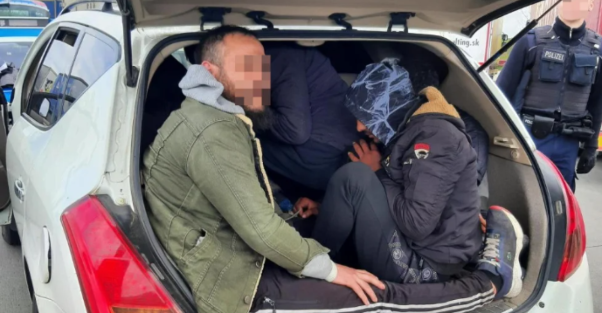 Do osobního auta se namačkalo 14 migrantů. Němci je odhalili u hranic s Českem