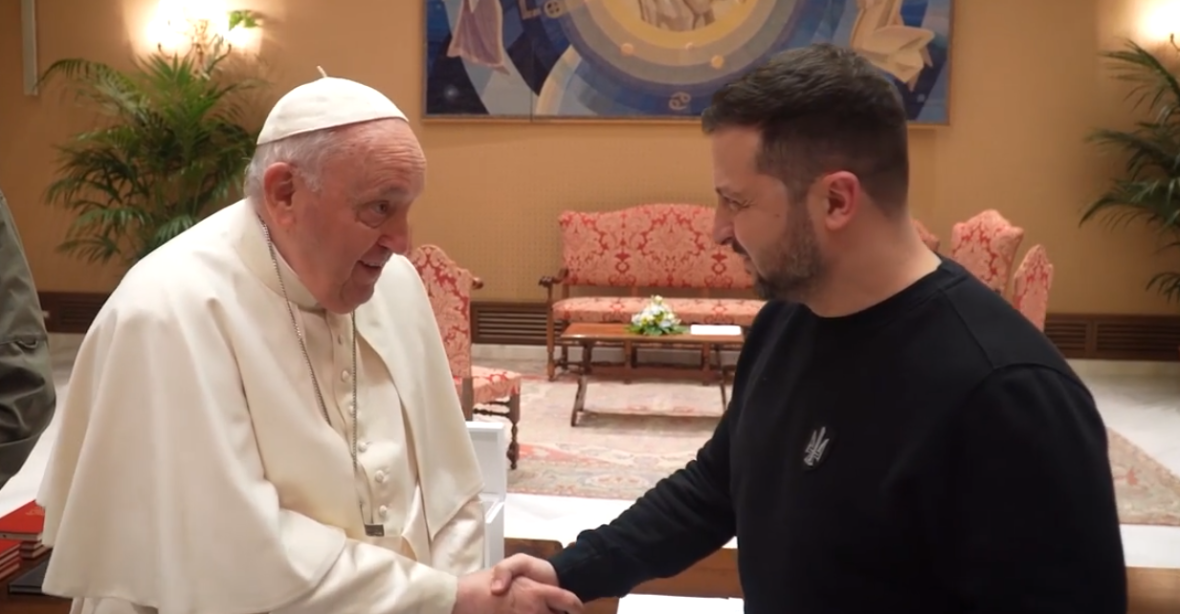 „Máme zájem angažovat Vatikán do našeho návrhu na mír.“ Zelenskyj daroval papežovi neprůstřelnou vestu