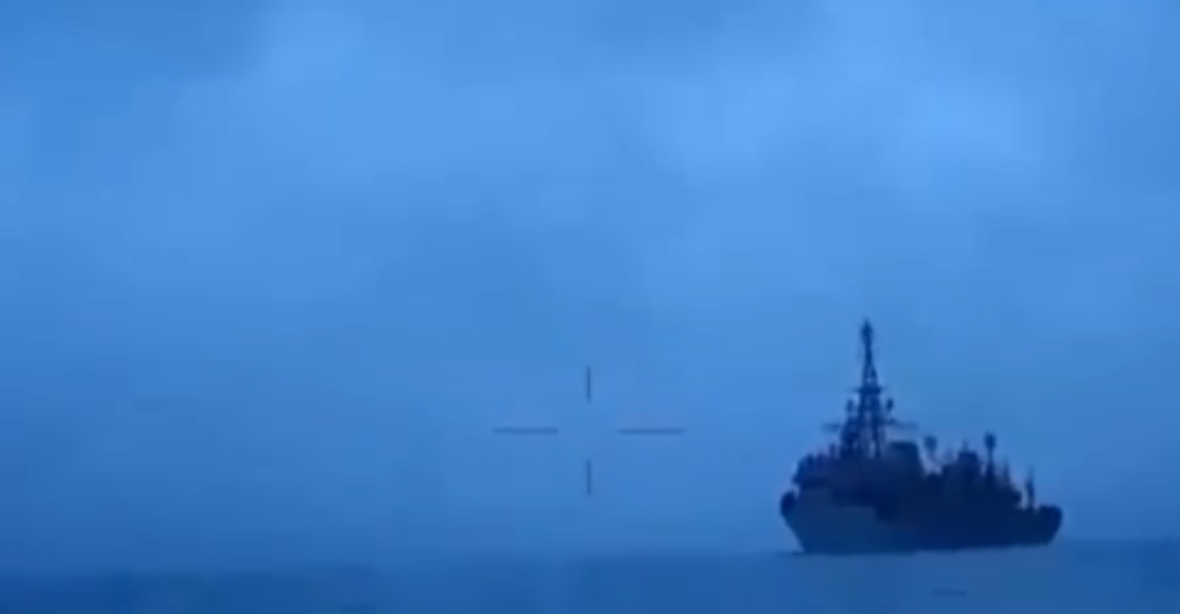 VIDEO: Bezpilotní plavidlo míří přímo na trup lodi. Moskva nejspíš lhala o odraženém útoku