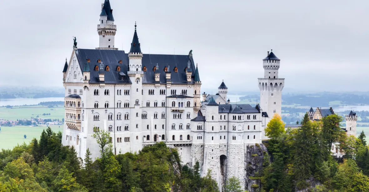 Muž shodil dvě turistky do propasti u zámku Neuschwanstein. Jedna z nich zemřela