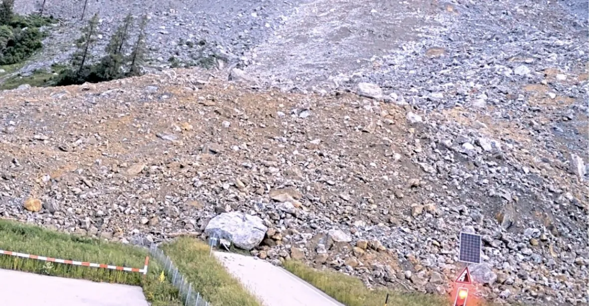 Ve Švýcarsku se uvolnila skála. Kamenná lavina jen těsně minula vesnici