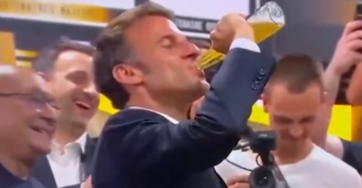 Macron před ragbisty vypil pivo na ex. Schytal to za „toxickou maskulinitu“