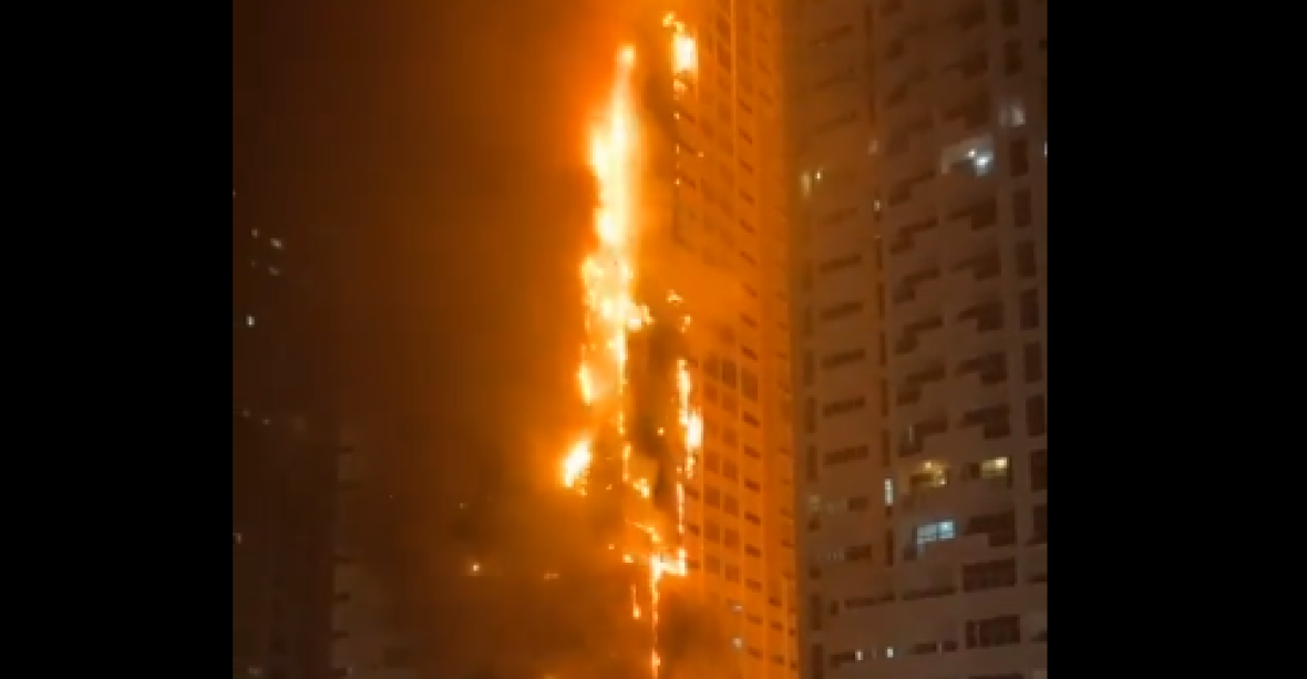 VIDEO: Mrakodrap se změnil v pochodeň. V Emirátech hořel dům s 36 patry