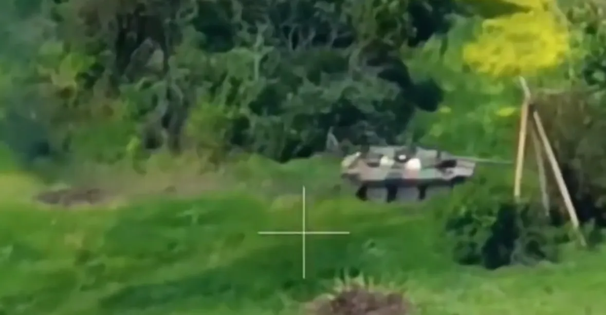 VIDEO: Francouzský tank na kolech zničen. „Na frontě jsou nepoužitelné,“ říká ukrajinský důstojník