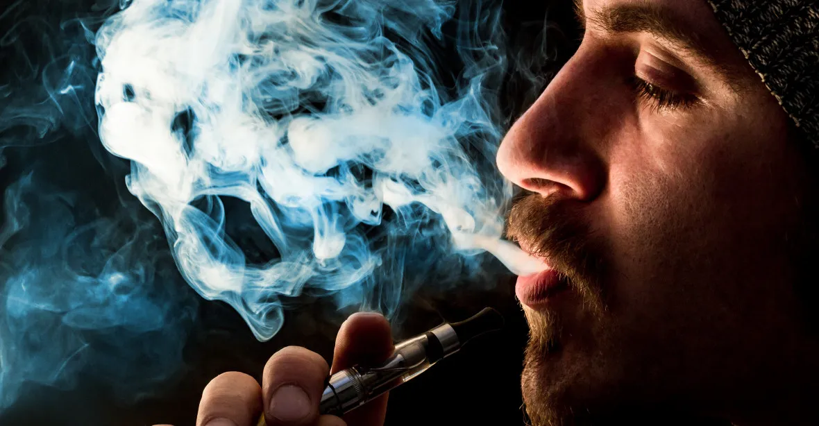 Piráti se postavili proti „raketovému“ zdražování e-cigaret. „Vrchol pokrytectví,“ komentuje Hraba