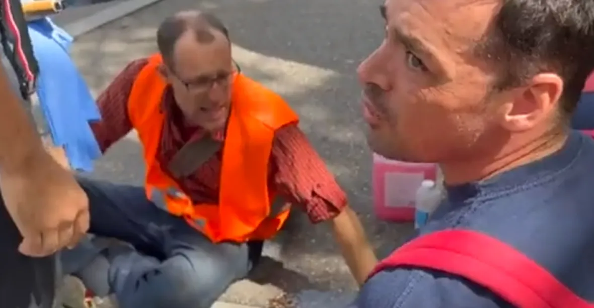VIDEO: Vřeštící aktivista přilepený k silnici nadával hasičům, kteří ho odřezávali