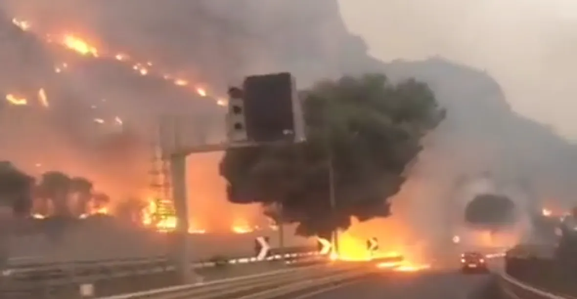 VIDEO: Ohnivá jízda po dálnici. Na Sicílii požáry ohrožovaly i Palermo