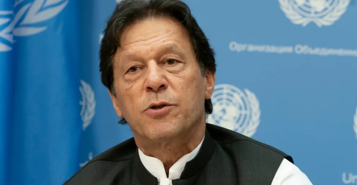 Pákistánská policie zatkla expremiéra Imrana Chána, před tím obklíčila jeho rezidenci