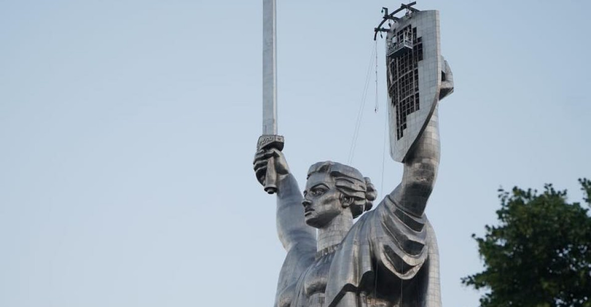 Z Matky vlasti Matka Ukrajiny. Z masivní sochy v Kyjevě zmizel sovětský znak, nahradil ho trojzubec