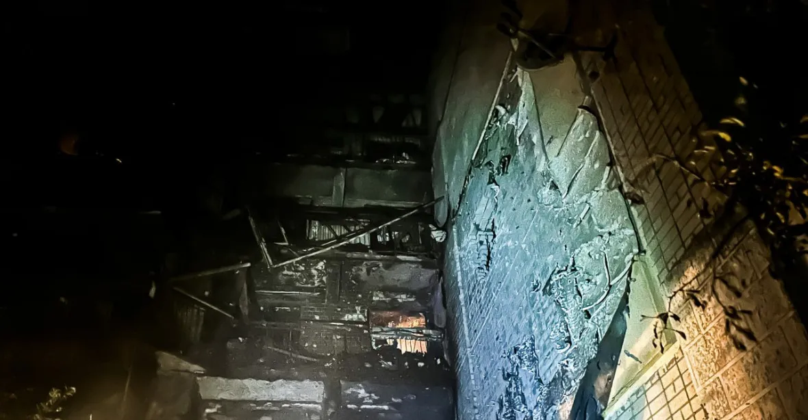 Rusové při ostřelování Chersonu zasáhli bytový dům, po úderu vypukl požár