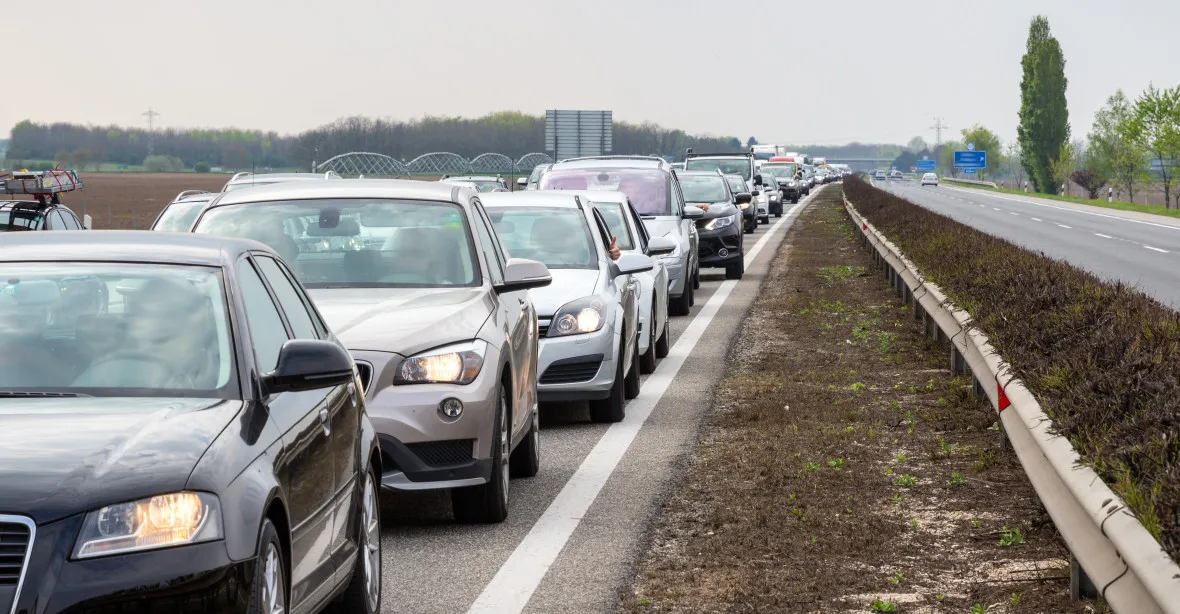 Nehody zastavily v pátek odpoledne provoz na čtyřech dálnicích v Česku