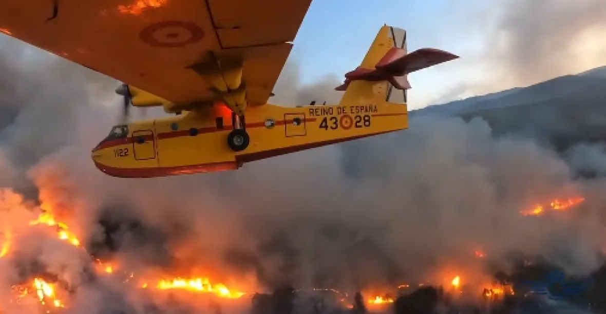 Požár dál ničí prázdninový ráj. Z Tenerife hasiči evakuovali 12 tisíc lidí