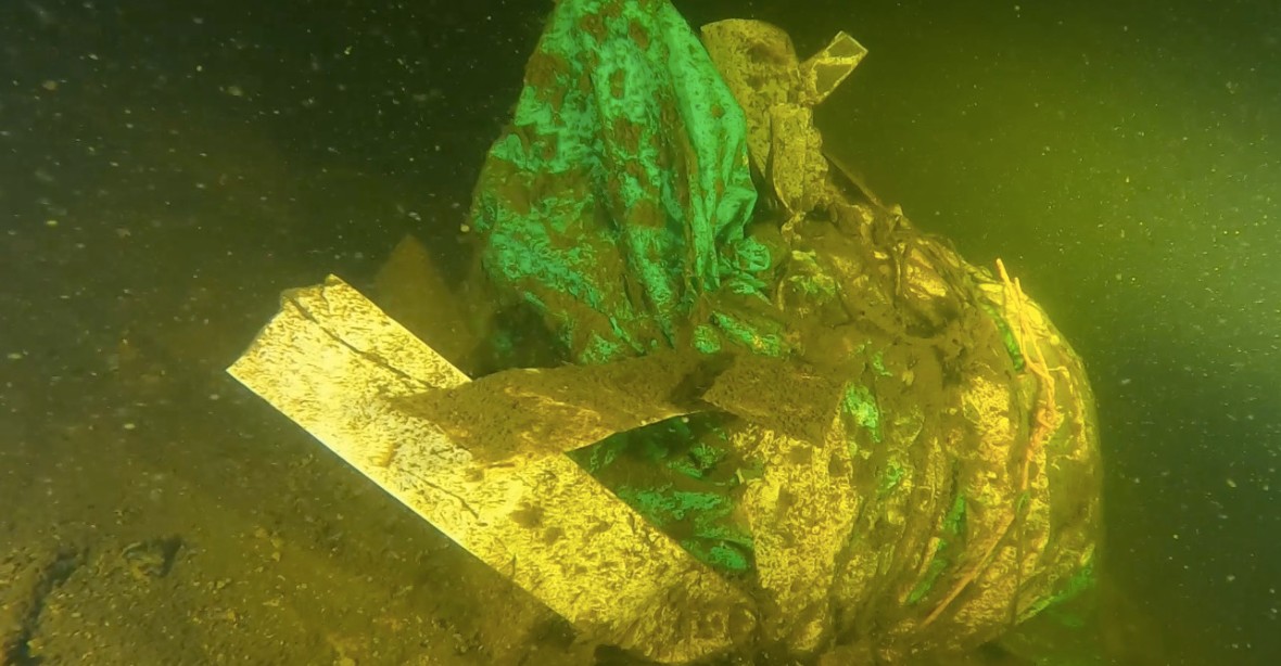 VIDEO: Rozřezaná žena ležela na dně Slapské přehrady. Místo určili speciálně vycvičení psi