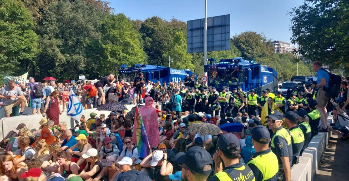 Tisíce klimatických aktivistů blokovaly dálnici v centru Haagu, policie je rozháněla děly